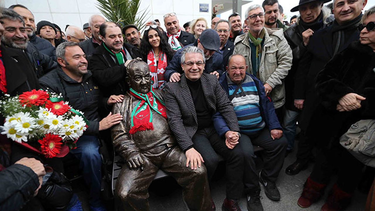“Bir Baba Hindi” Mustafa’nın heykeli dikildi