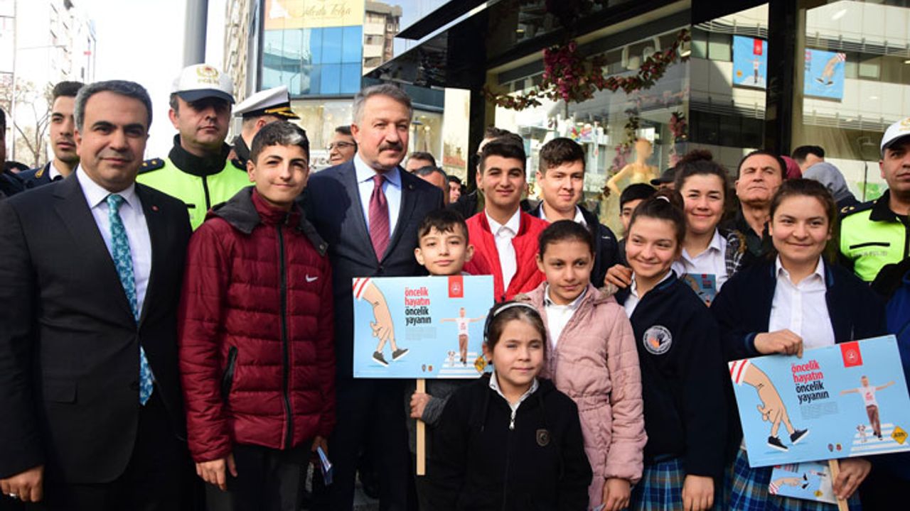 İzmir Emniyet Müdürü Aşkın, sürücülere yaya güvenliğini anlattı