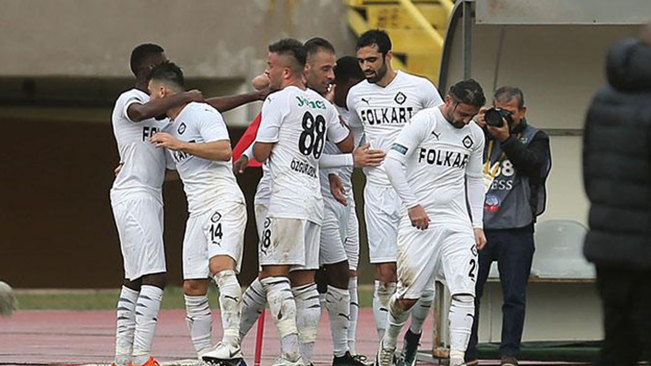 Altay evinde Karabük'le oynuyor