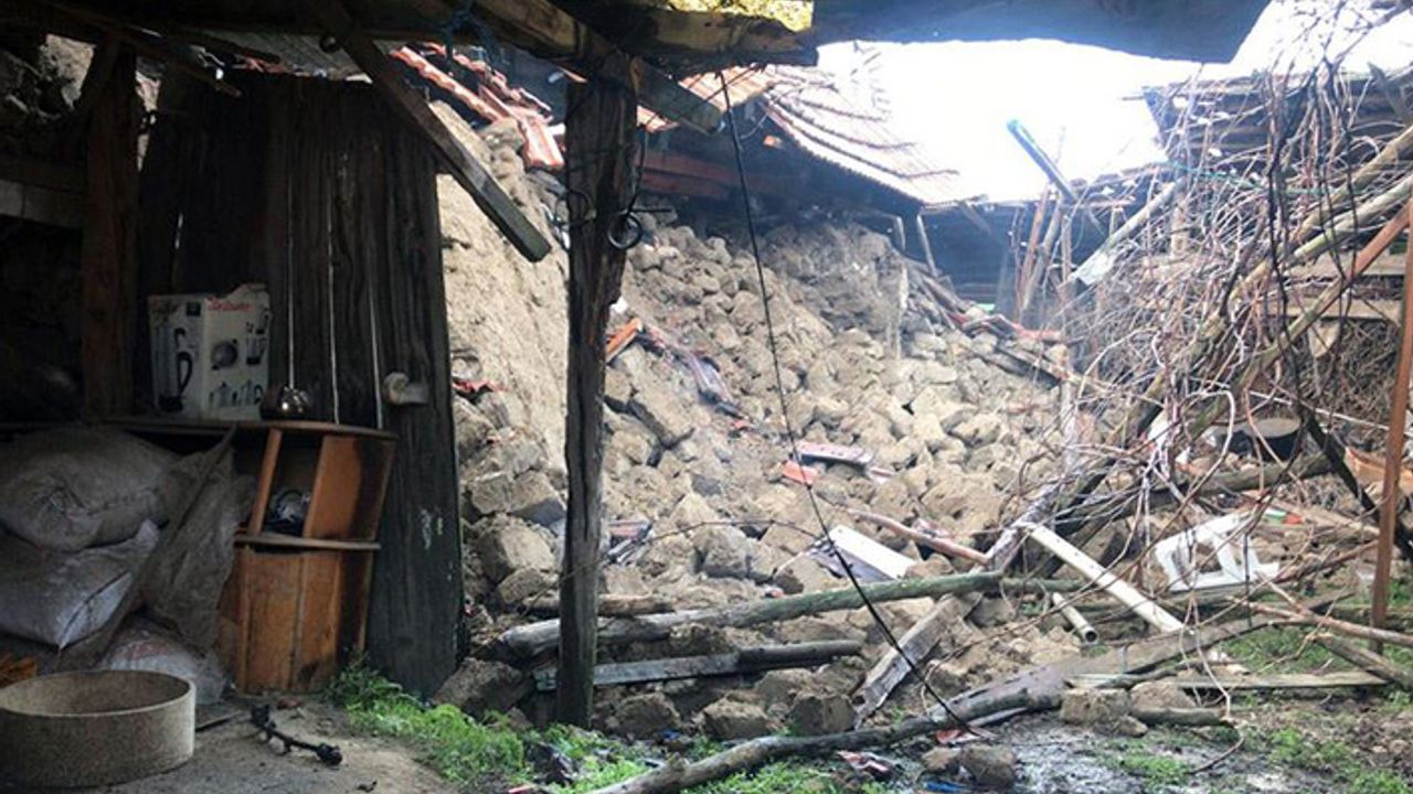 Depremde 15 ev yıkıldı, 3 kişi yaralandı