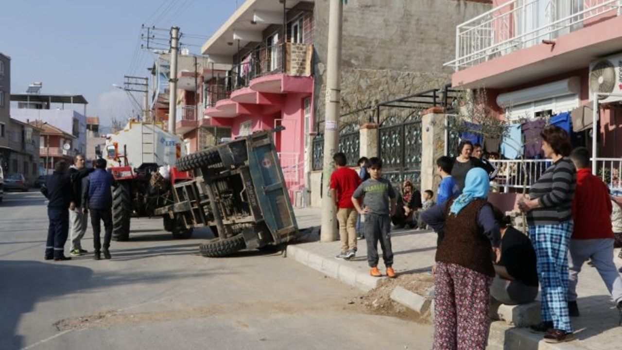 Bornova'da traktör römorku devrildi: 9 yaralı
