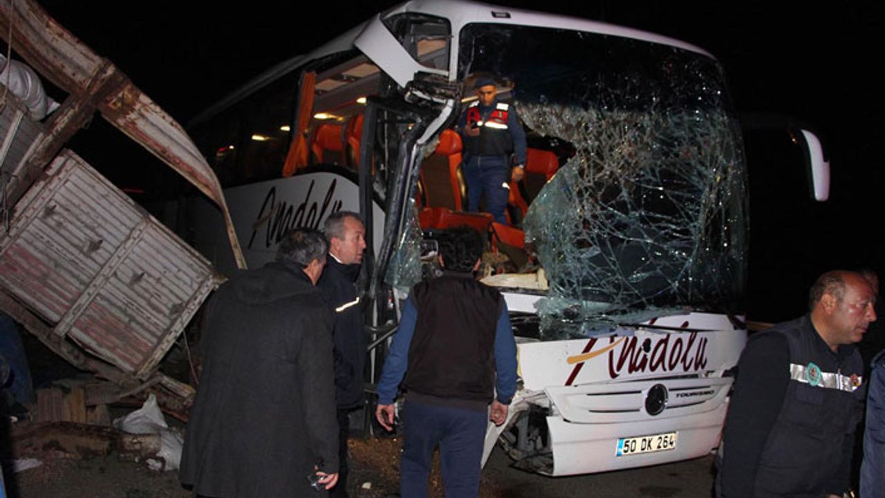 Manisa'da feci kaza; 20 yaralı