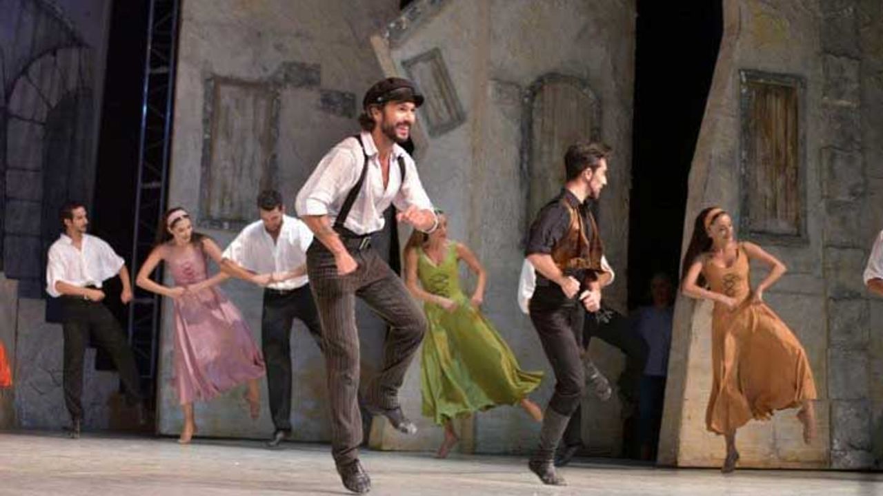 Çeşme Festivali'nde 'Zorba' gösterisi çok beğenildi