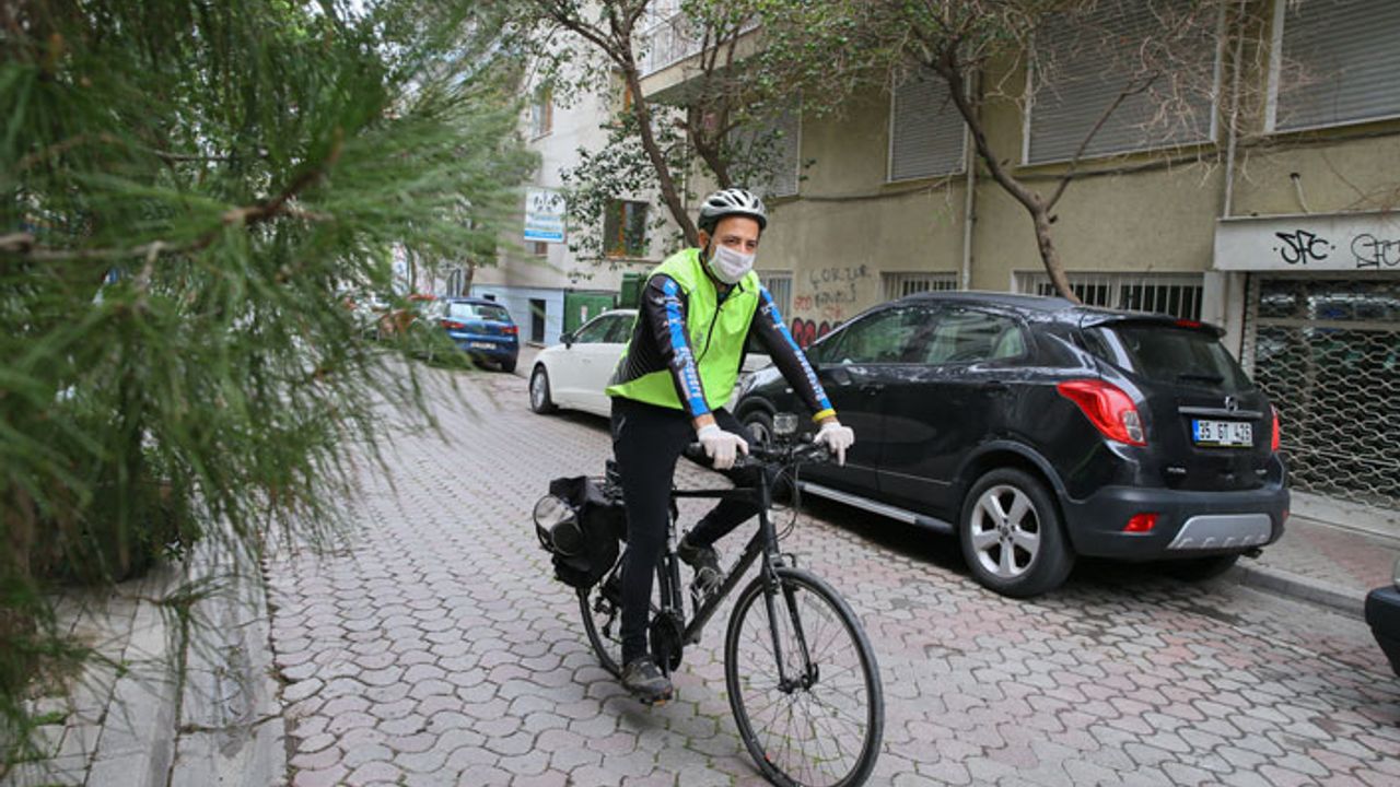 Bisikletli gönüllüler yaşlılar için pedal çeviriyor