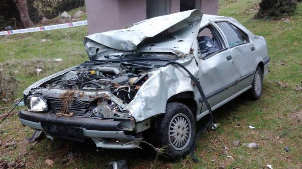 Otomobil şarampole devrildi: 1 ölü, 2 ağır yaralı