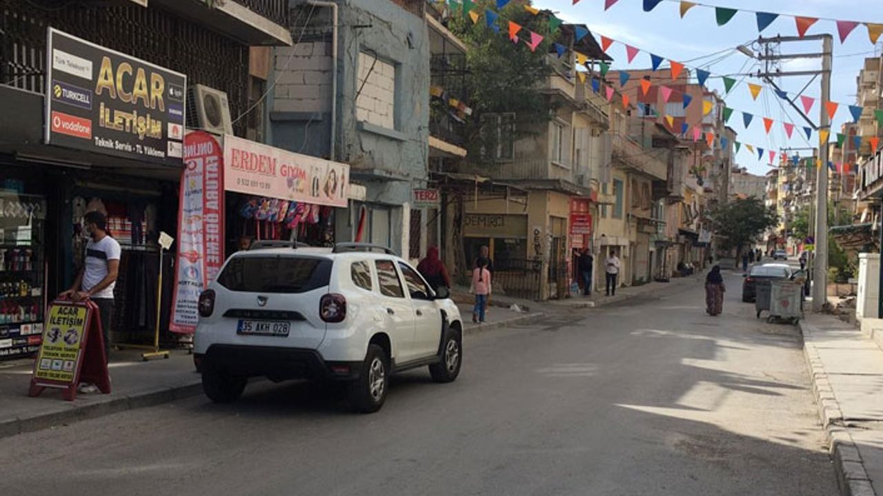 İzmir'de silahlı kavgada yoldan geçen iki kişi vuruldu