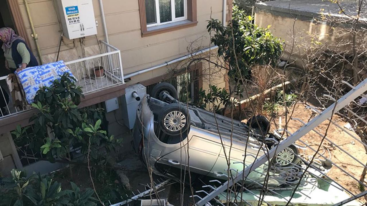 Otomobil bahçeye uçtu, 10 yaşındaki çocuk altında kaldı