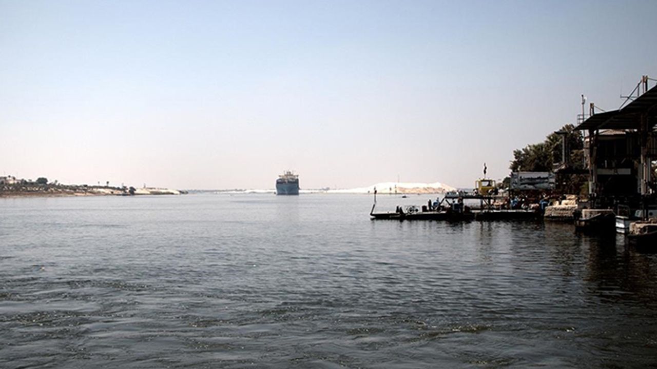 Süveyş Kanalı'nda yaşanan kaza deniz trafiğini durdurdu