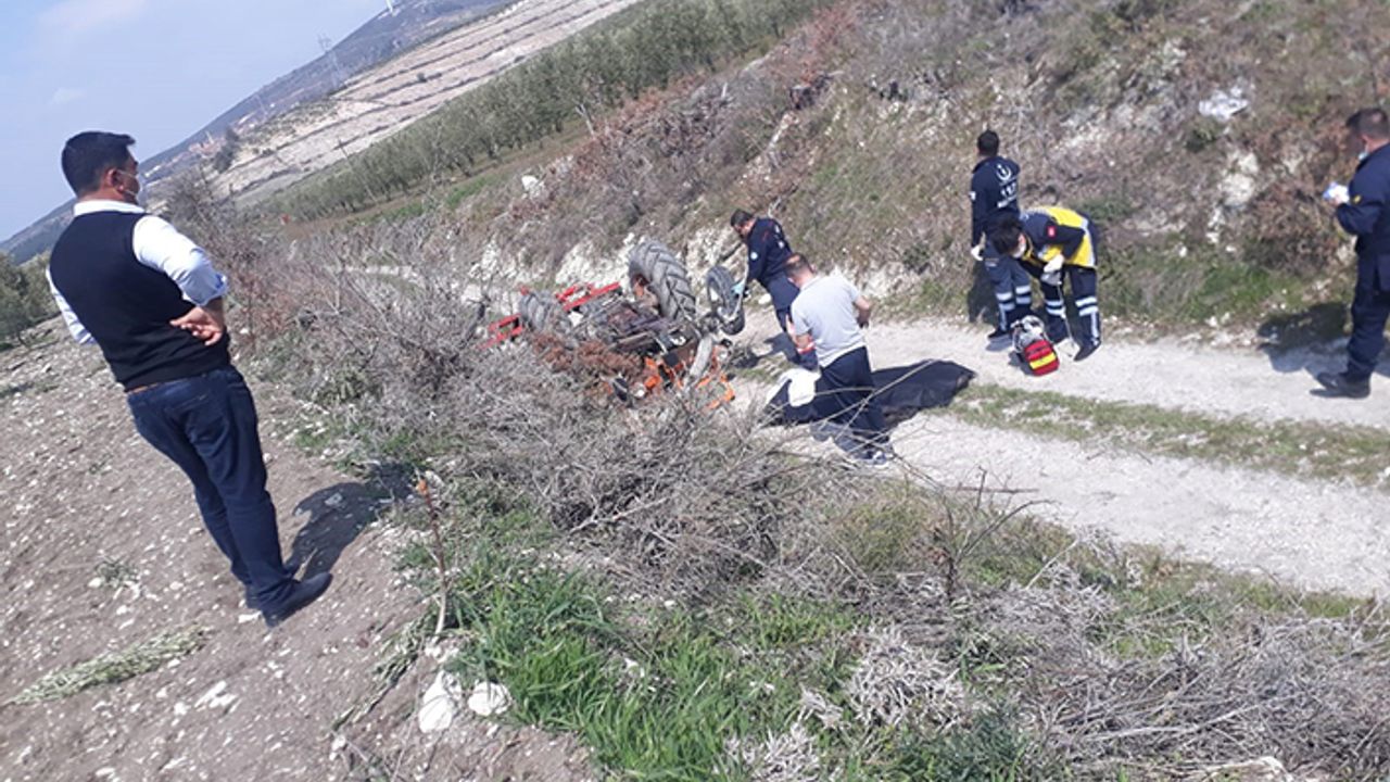 Devrilen traktörün altında kalan sürücü öldü