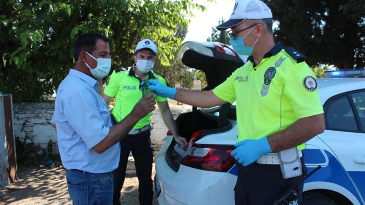 Alaşehir polisinden sürücülere maden suyu ikramı