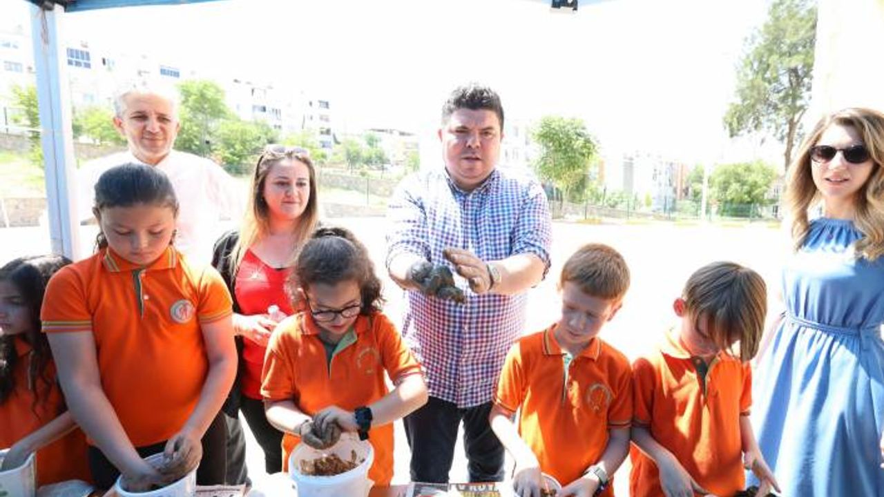 Buca'da çocuklar 'tohum topu' yaptı