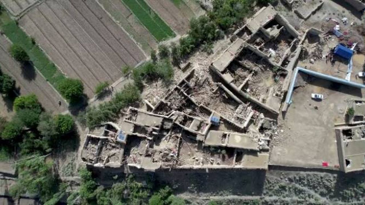 Deprem faciası: Ölü sayısı 1200'e çıktı