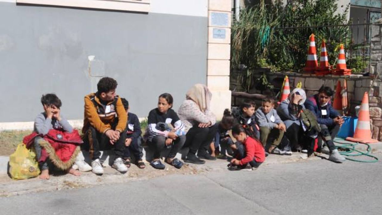 Yunanistan'ın geri ittiği 25 kaçak göçmen kurtarıldı