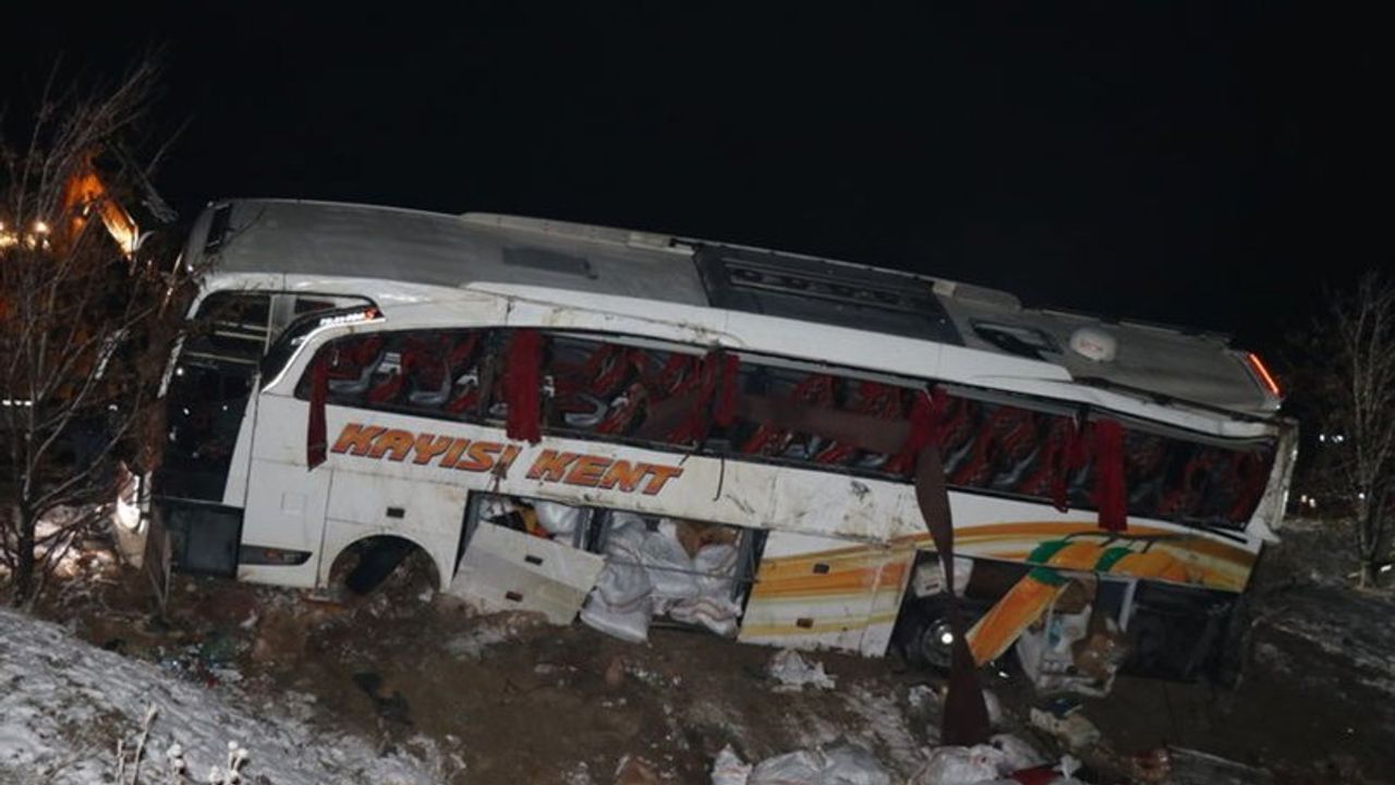 Yolcu otobüsü şarampole yuvarlandı: 3 ölü, 25 yaralı!