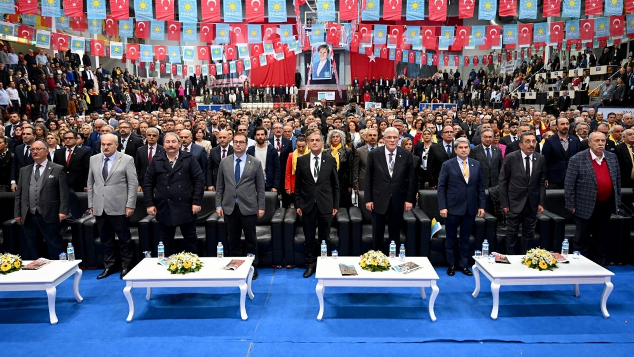 İYİ Parti İzmir İl Kongresi'nde başkanlığa Sinan Bezircilioğlu seçildi