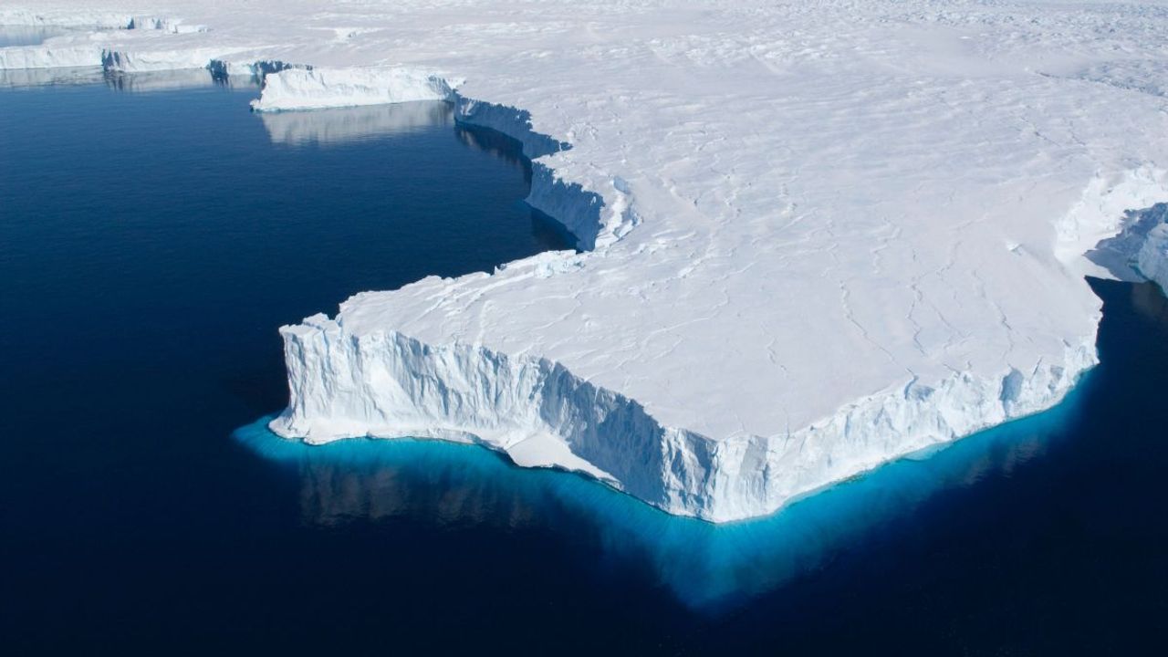 Dev buzul Antarktika'dan koptu