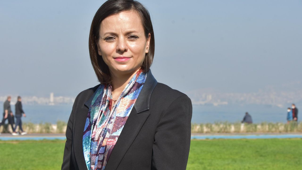 Karabağlar Belediye Başkan adayı Emine Helil İnay Kınay kimdir?