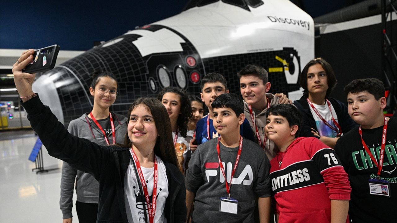 İZMİR - 35 öğrenci, sağlanan bursla Uzay Kampı Türkiye'ye konuk oldu