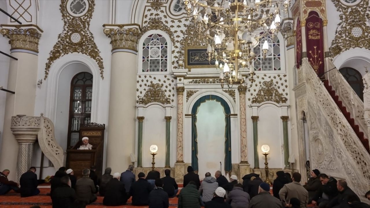 İzmir'de Regaip Kandili dualarla idrak edildi
