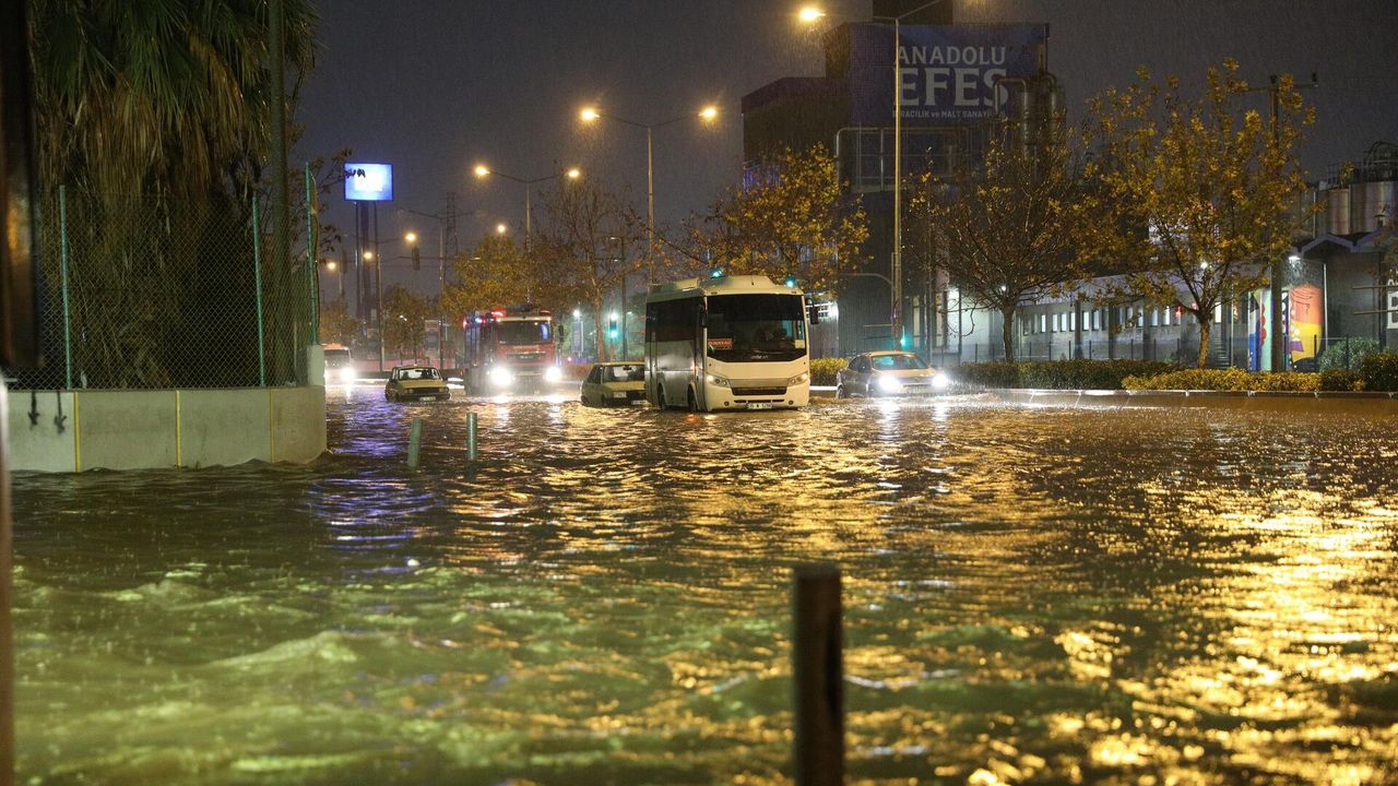 İzmir'de sağanak! Su baskınları ve kazalar hayatı zorlaştırdı