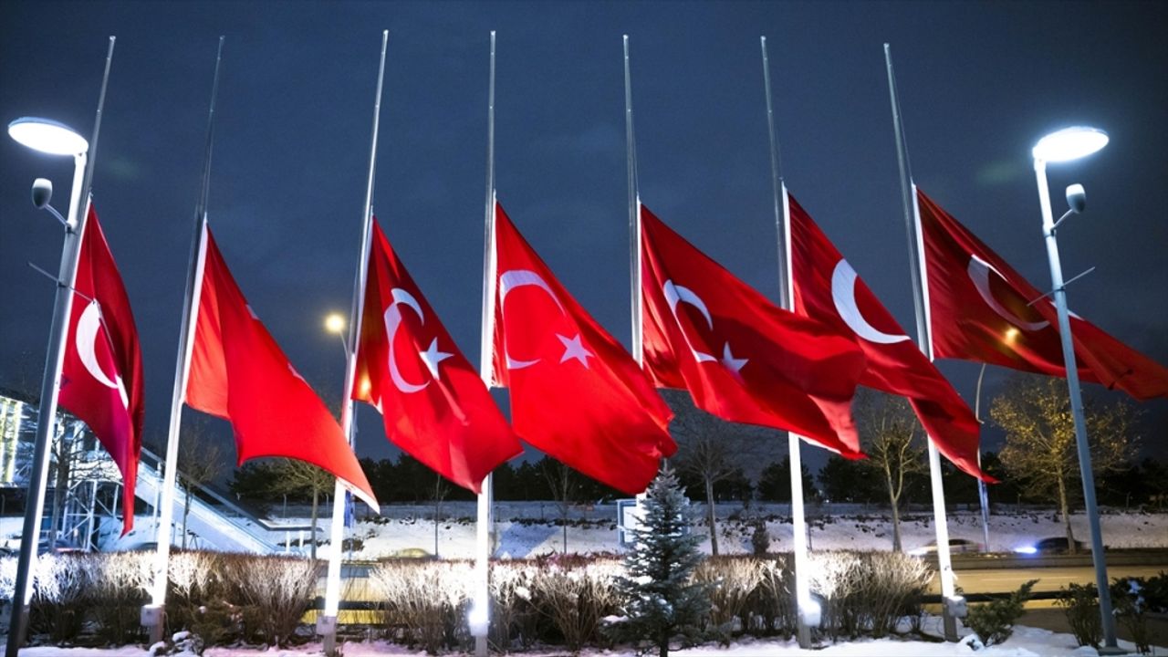 Tüm Türkiye'de bayraklar yarıya indirildi