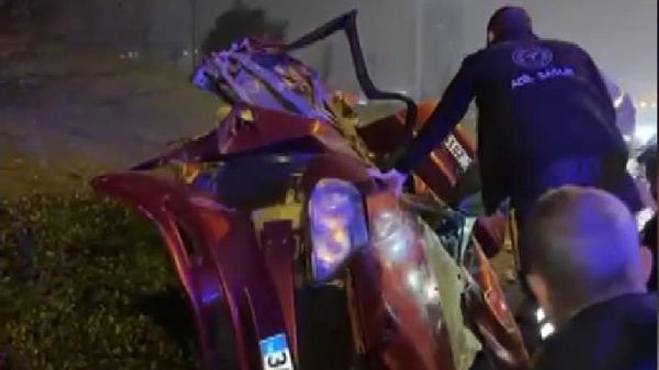 Kağıthane'de TEM Otoyolu'nda bariyerlere çarpan otomobil takla attı: 1'i ağır 3 yaralı