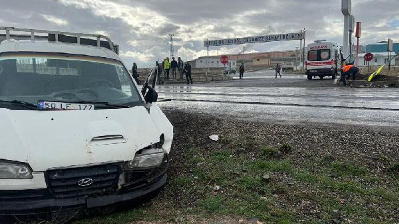 Nevşehir'de kamyonet ile otomobil çarpıştı: 9 yaralı
