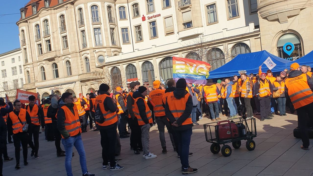 Almanya'da işçiler sokakta
