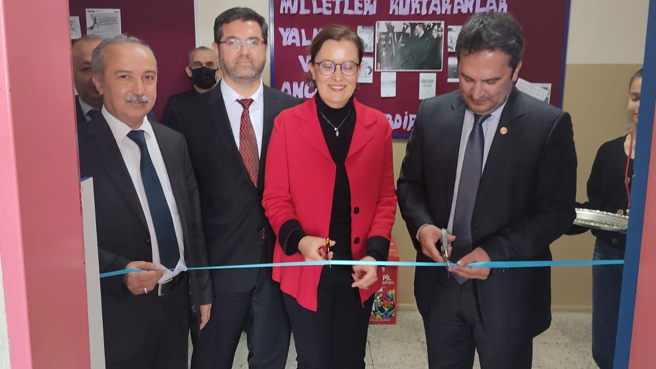 İzmir Cengiz Aytmatov Sosyal Bilimler Lisesinde Atatürk Kitaplığı Açıldı