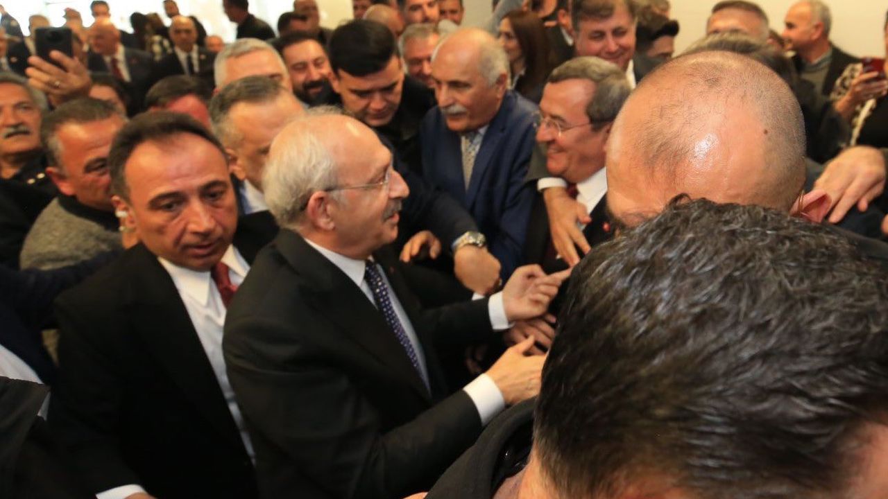 İzmirli havaalanına akın etti: Kılıçdaroğlu coşkuyla karşılandı