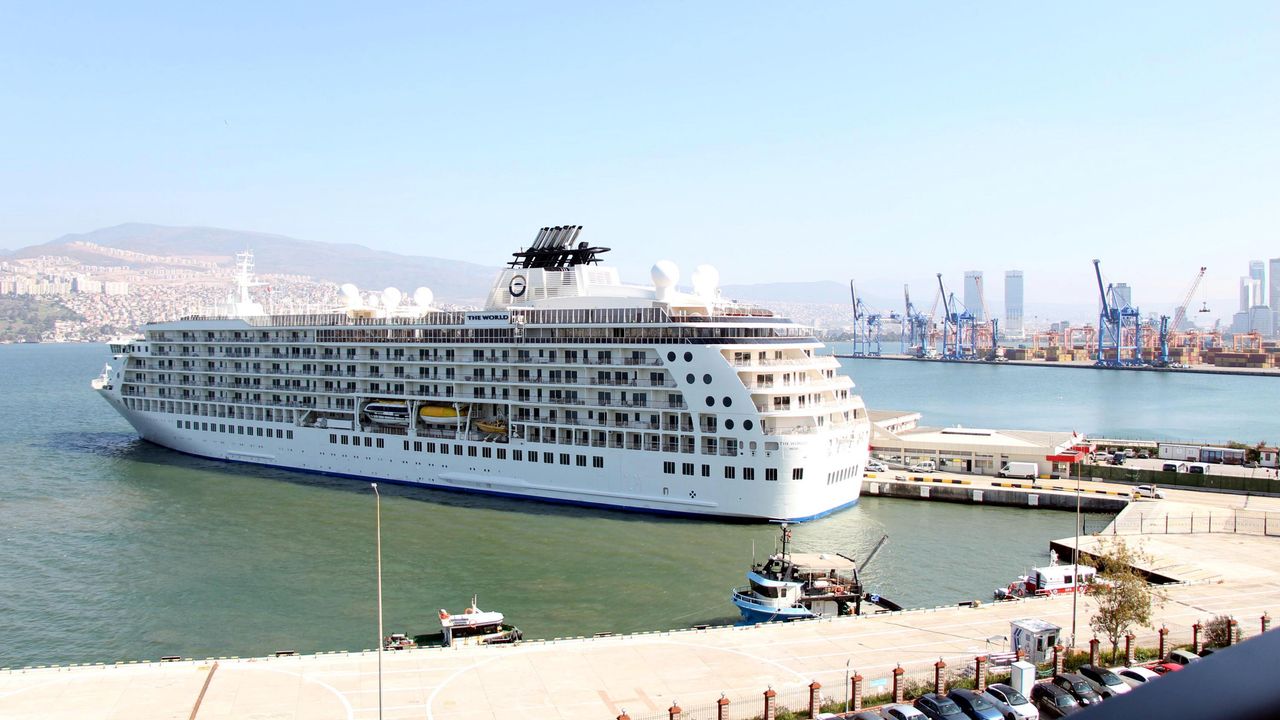 İzmir'e, 2023 yılının ilk kruvaziyer gemisi geldi