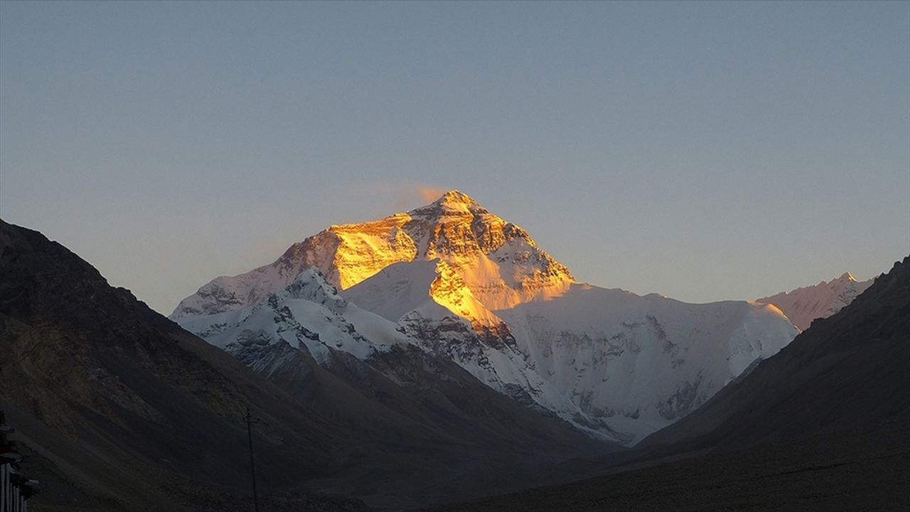 Çinli ekip, Everest'in zirvesine ulaştı