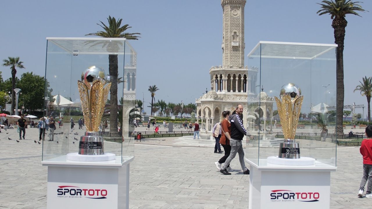 Şampiyonluk kupaları Konak Meydanı'nda