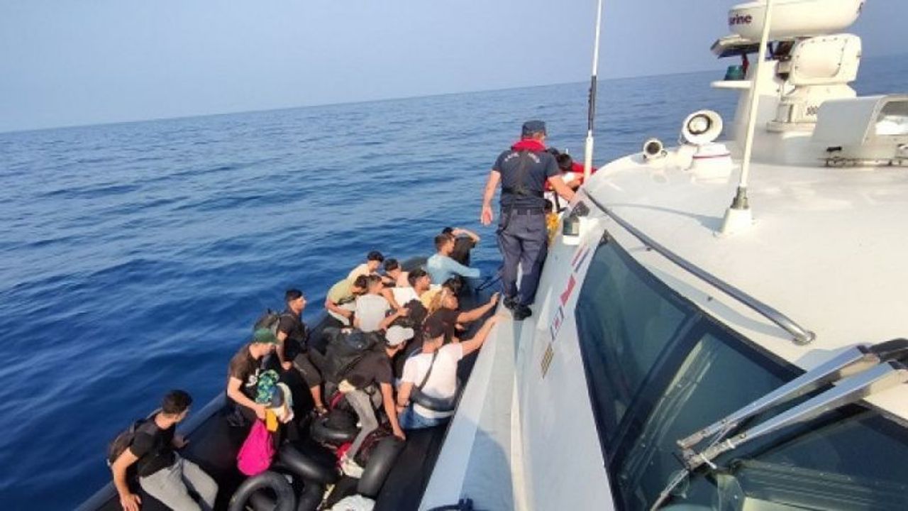 İzmir açıklarında 73 düzensiz göçmen yakalandı