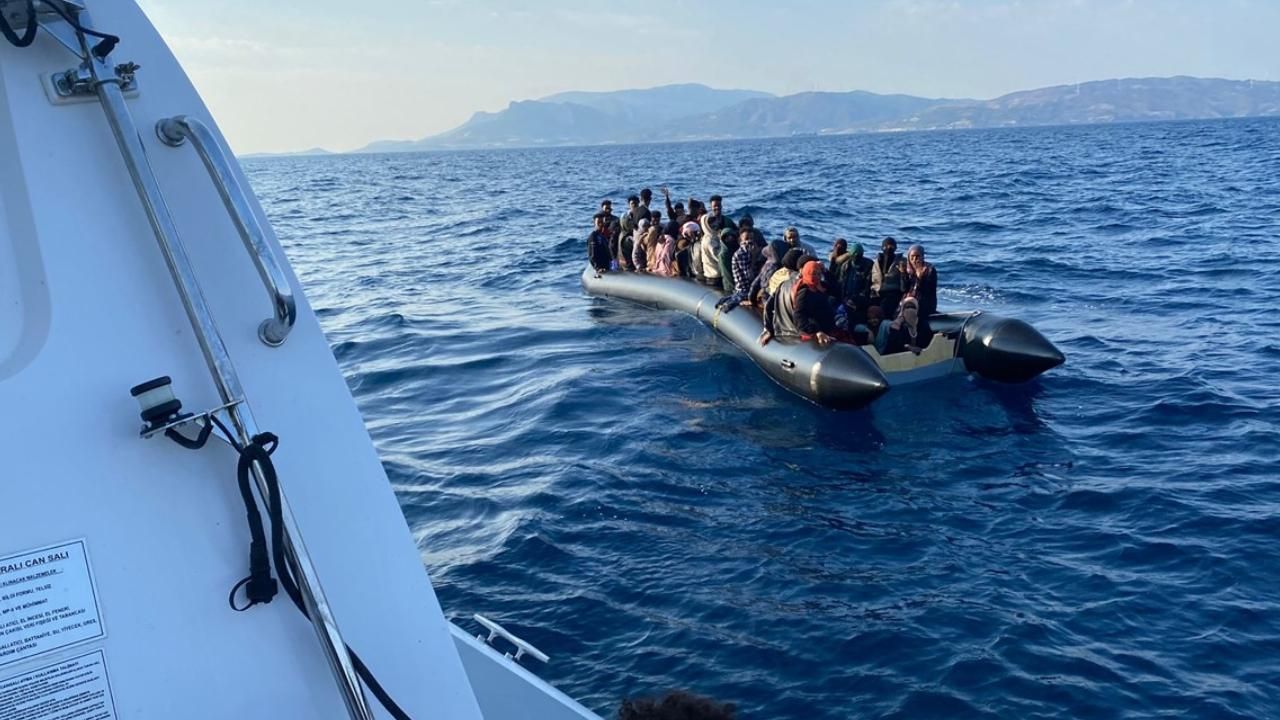 İzmir açıklarında 34 kaçak göçmen yakalandı