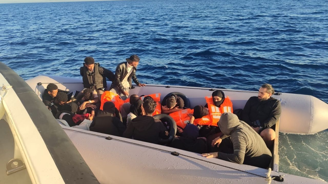 Kuşadası açıklarında geri itilen 48 düzensiz göçmen kurtarıldı