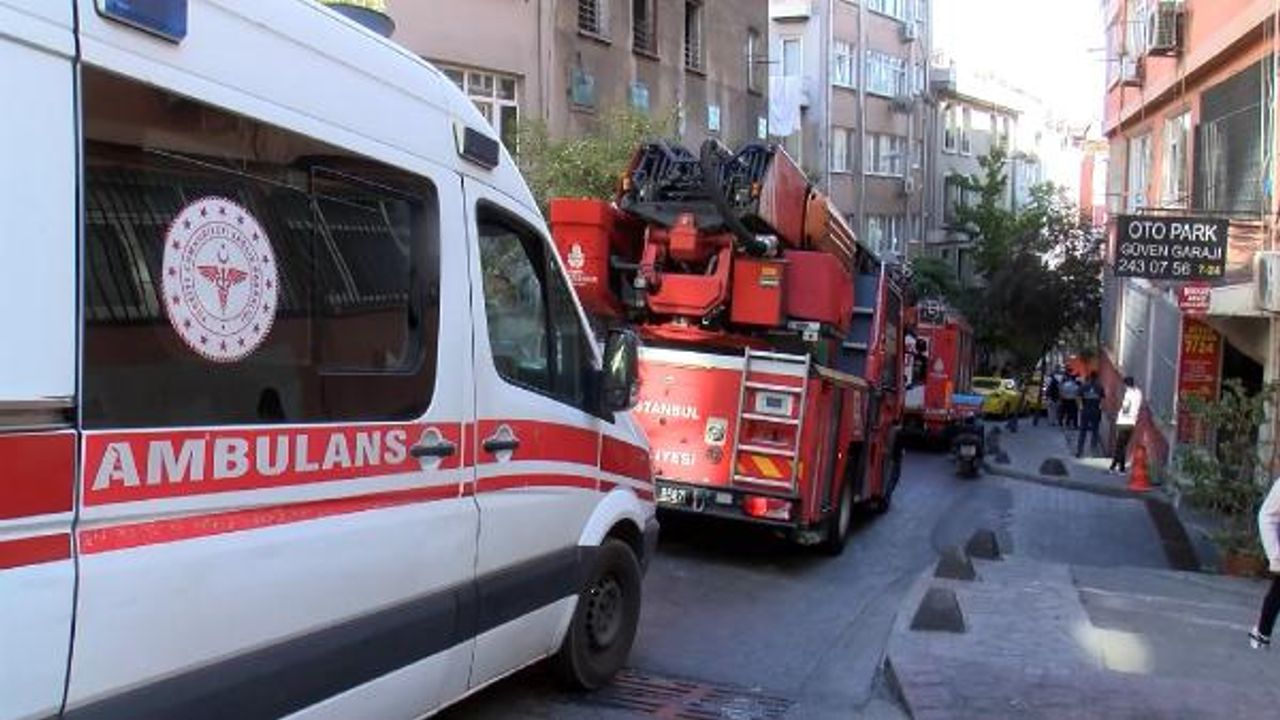 Beyoğlu'nda intihar merakı: Yol kapandı, mahalleli seyretti