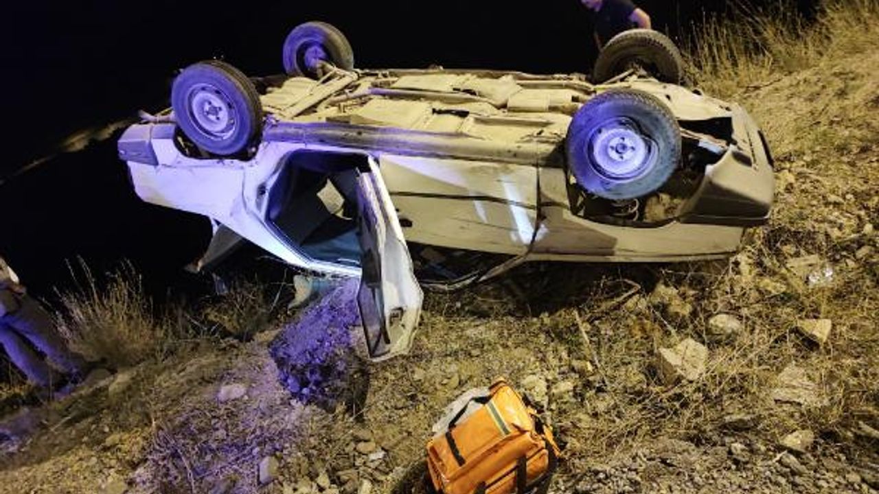 Bitlis'te otomobil şarampole devrildi: 3 yaralı