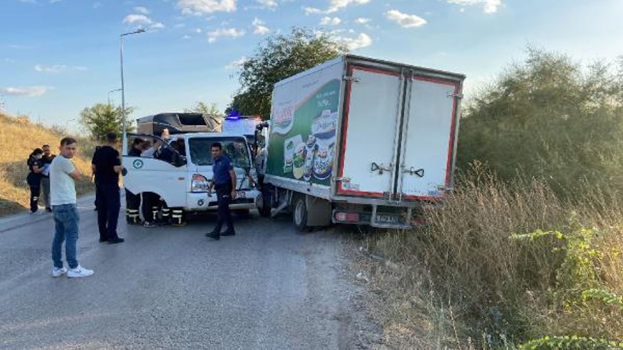 Edirne'de kamyonla çarpışan kamyonet sürücüsü yaralandı