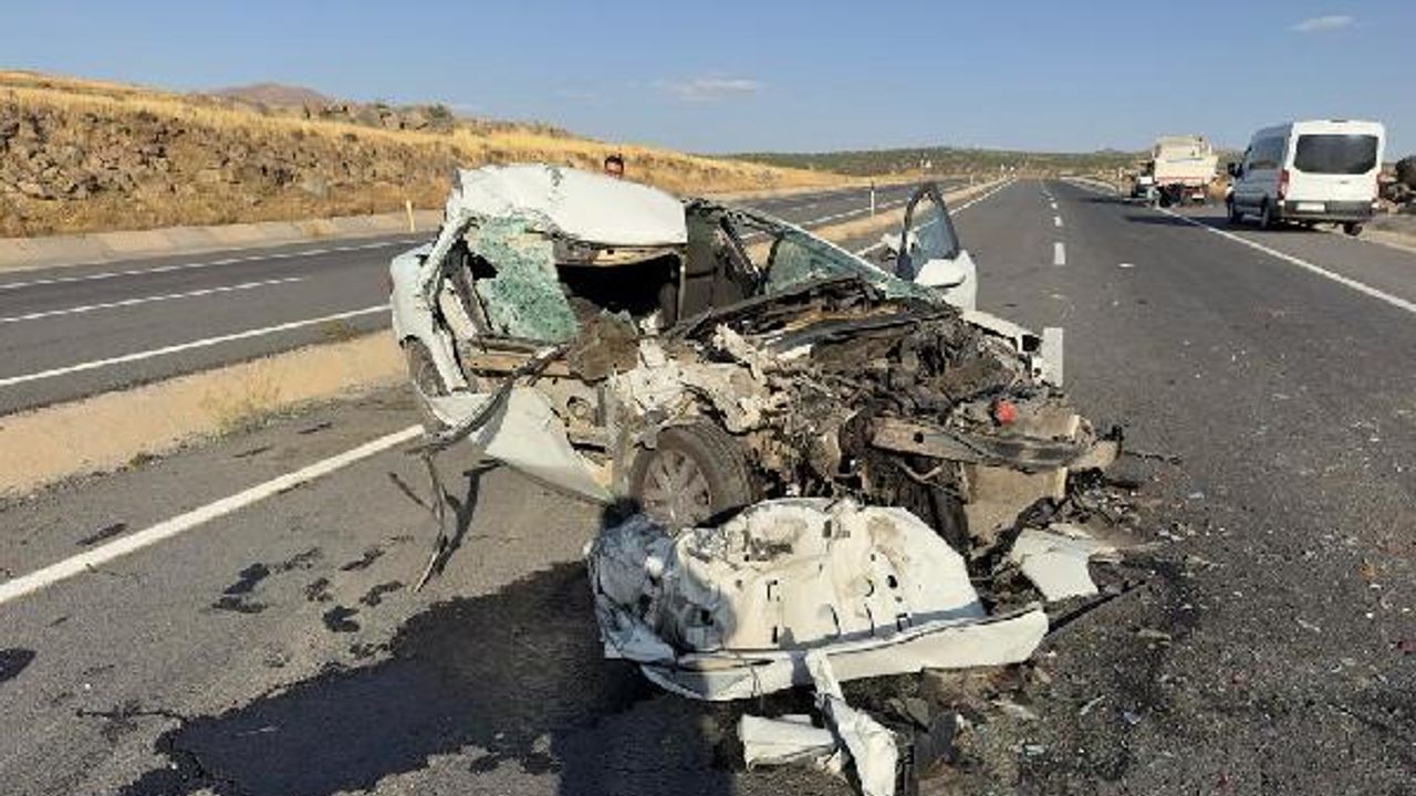 Elazığ’da otomobil kamyonete arkadan çarptı: 1 ölü, 1 yaralı
