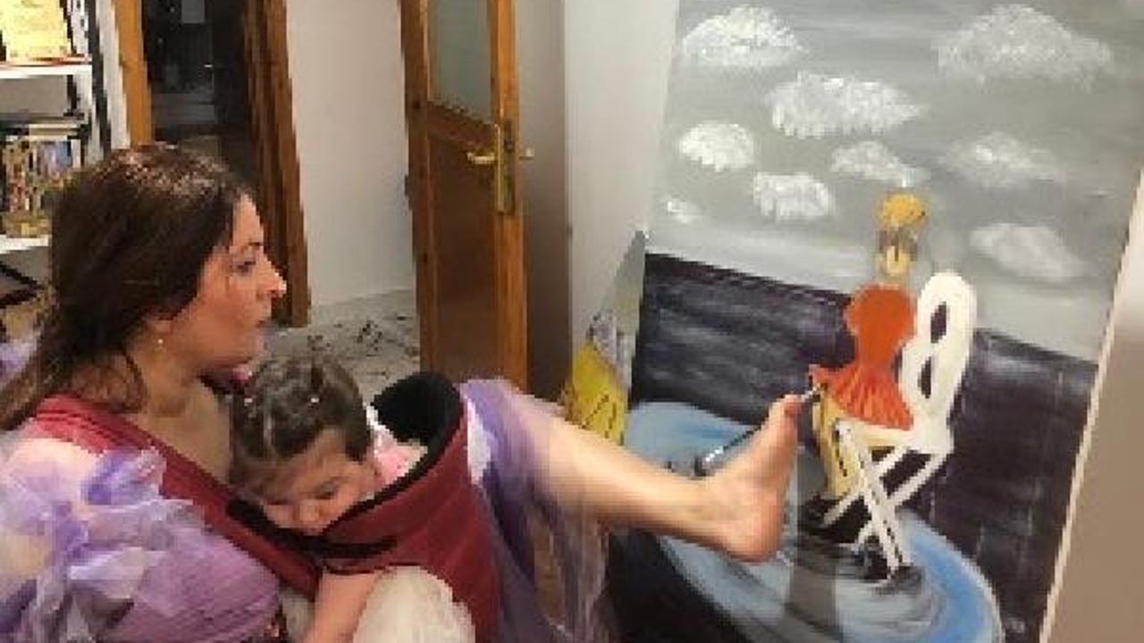 Engelli sanatçı Ayşe'nin azmi hayran bıraktı! İki kolu da yok ama resim yapıyor