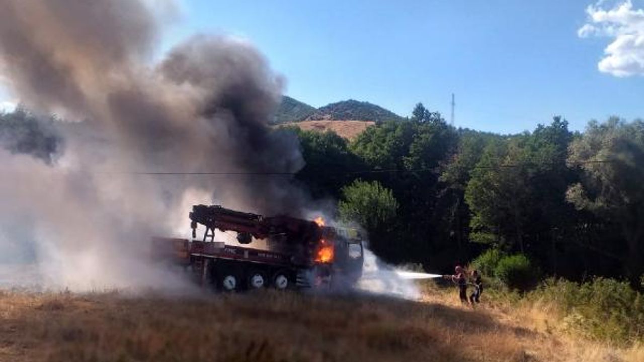 Hafif ticari araçla çarpışan vinçli kamyon yandı: 8 yaralı