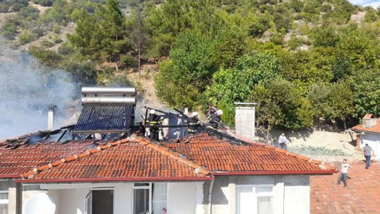İki katlı evin çatısı yandı