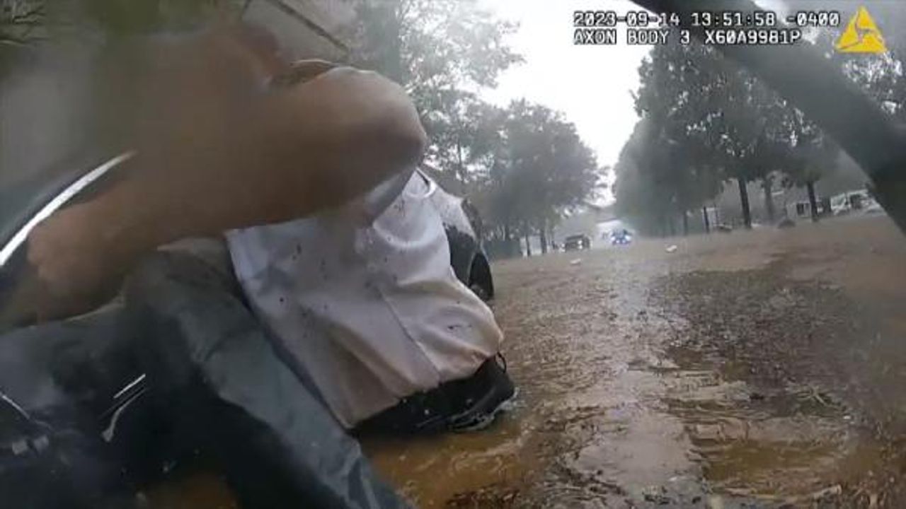 Polisin su baskınında aracıyla mahsur kalan sürücüyü kurtarma anları kamerada
