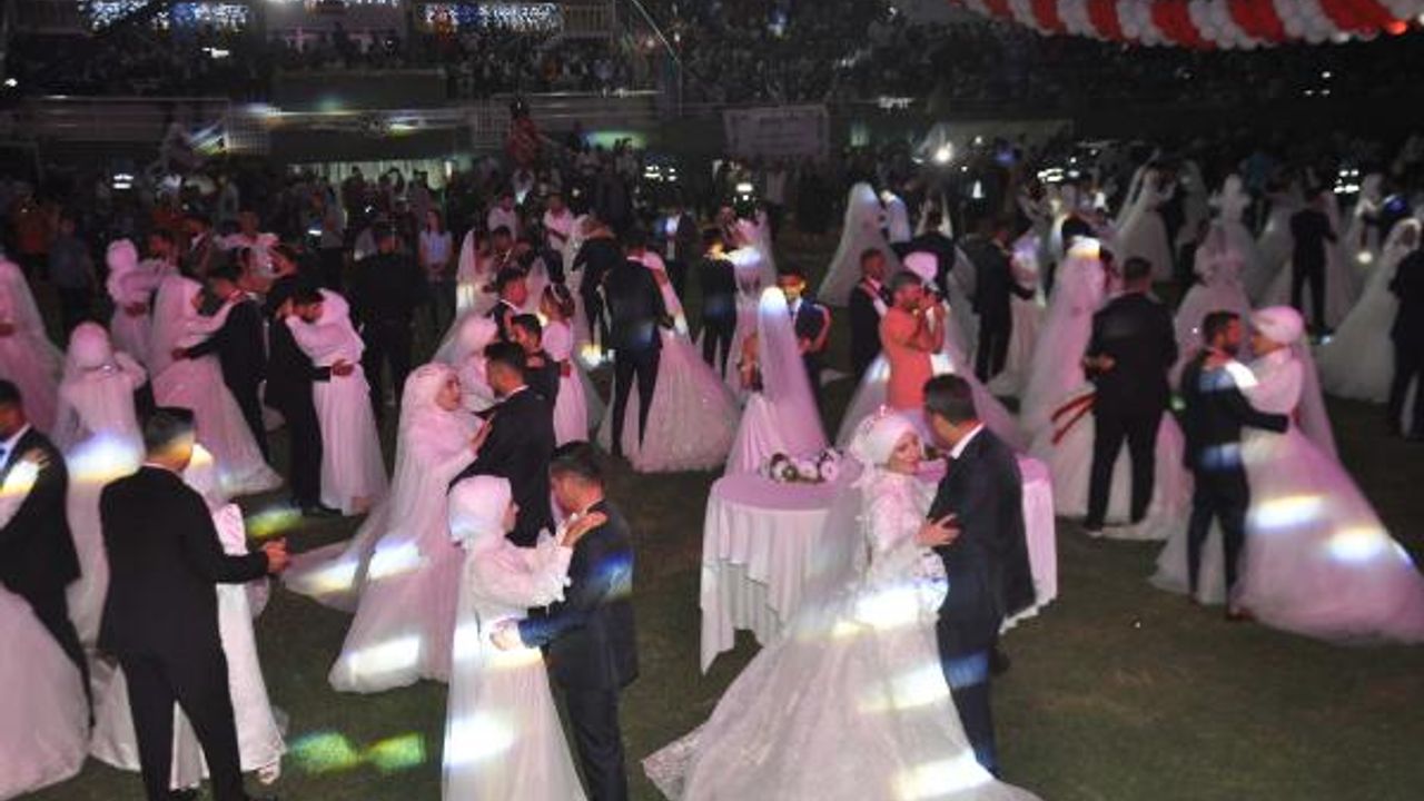 Reyhanlı’da 100 çift, toplu nikahla dünyaevine girdi