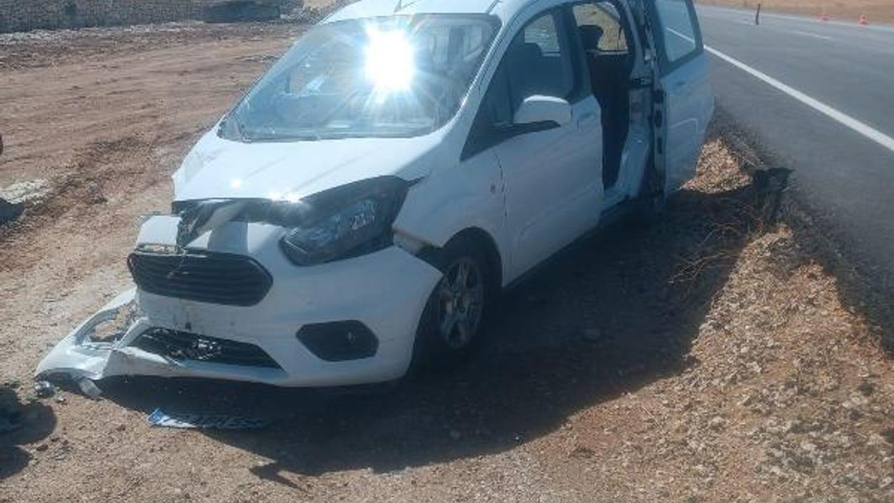 Siirt’te hafif ticari araçla ile otomobil çarpıştı: 4 yaralı