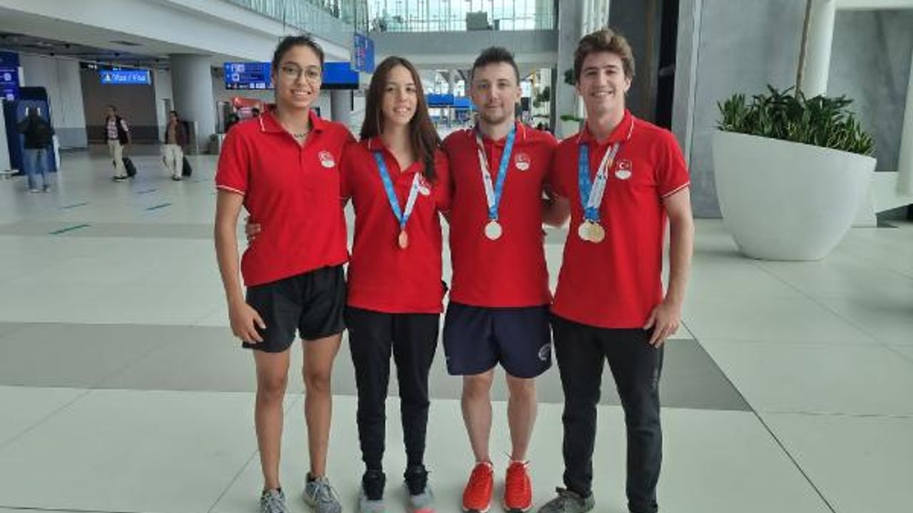 Yunanistan'da 4 altın madalya kazanan Paletli Yüzme Milli Takımı, yurda döndü
