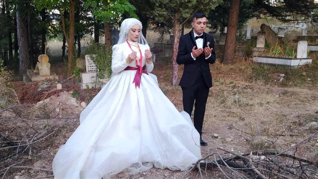 Düğünden önce mezarlığa gittiler