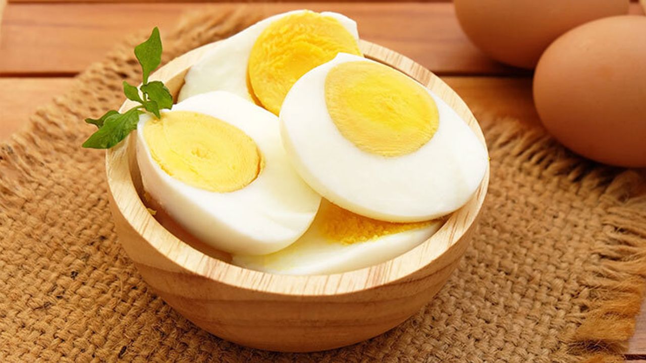 Можно ли есть на ночь вареные яйца. Вареные яйца. Завтрак с вареными яйцами. Завтраки с вареным яичком. Отварные яйца.