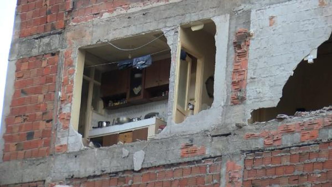Zeytinburnu'nda bina yıkıldı; yan apartman duvarsız kaldı